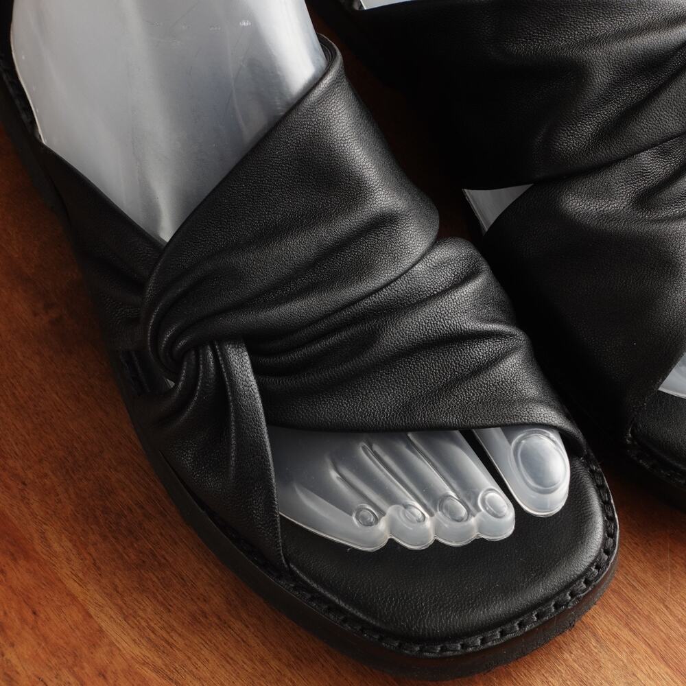 Vince Sandals Womens SZ 8 BLK Leather Slide Minimalist Coastal Flat Resort Shoes - Picture 4 of 14
